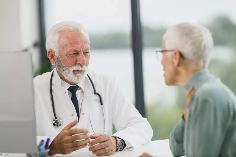 Patiente expliquant ses symptômes digestifs à un médecin en consultation